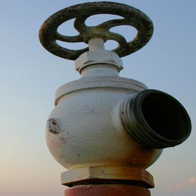 2016 05 iStock water tap orange Water Teaser 01